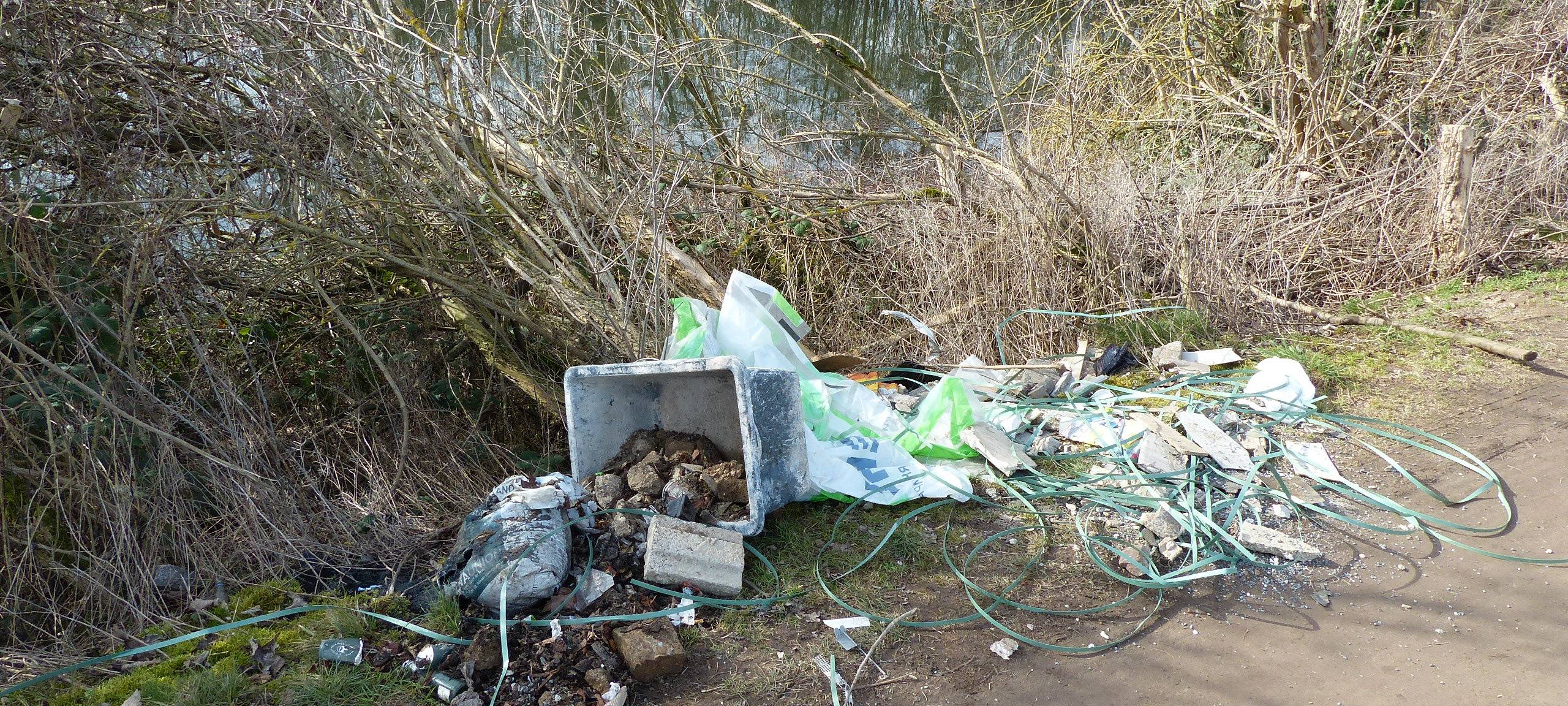 Pulheim: Bauschutt an der Großen Laache