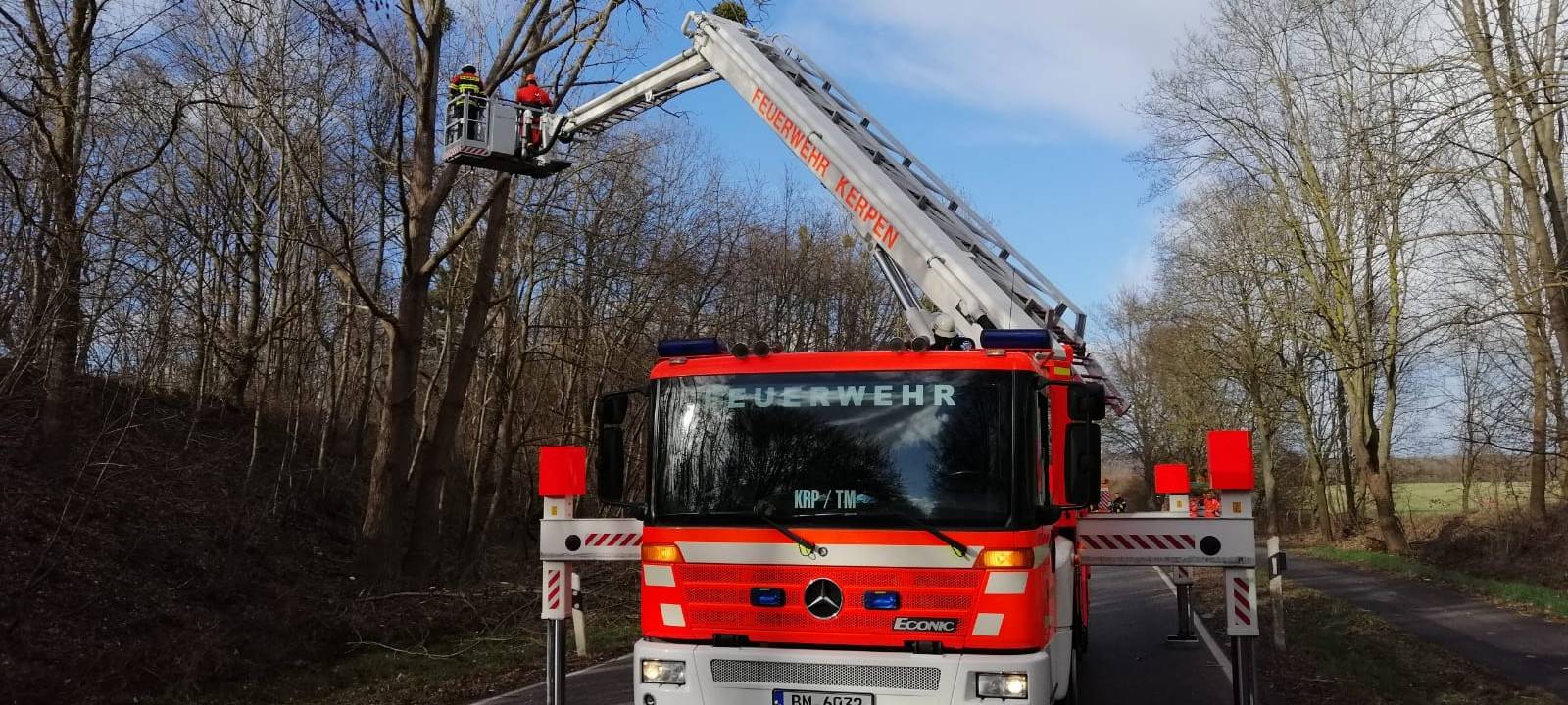 Rhein-Erft: Sturm sorgt für Straßensperrung und Blechschäden