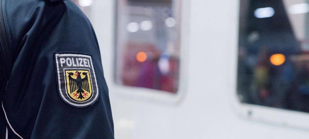 Köln: Stein auf Zug geworfen