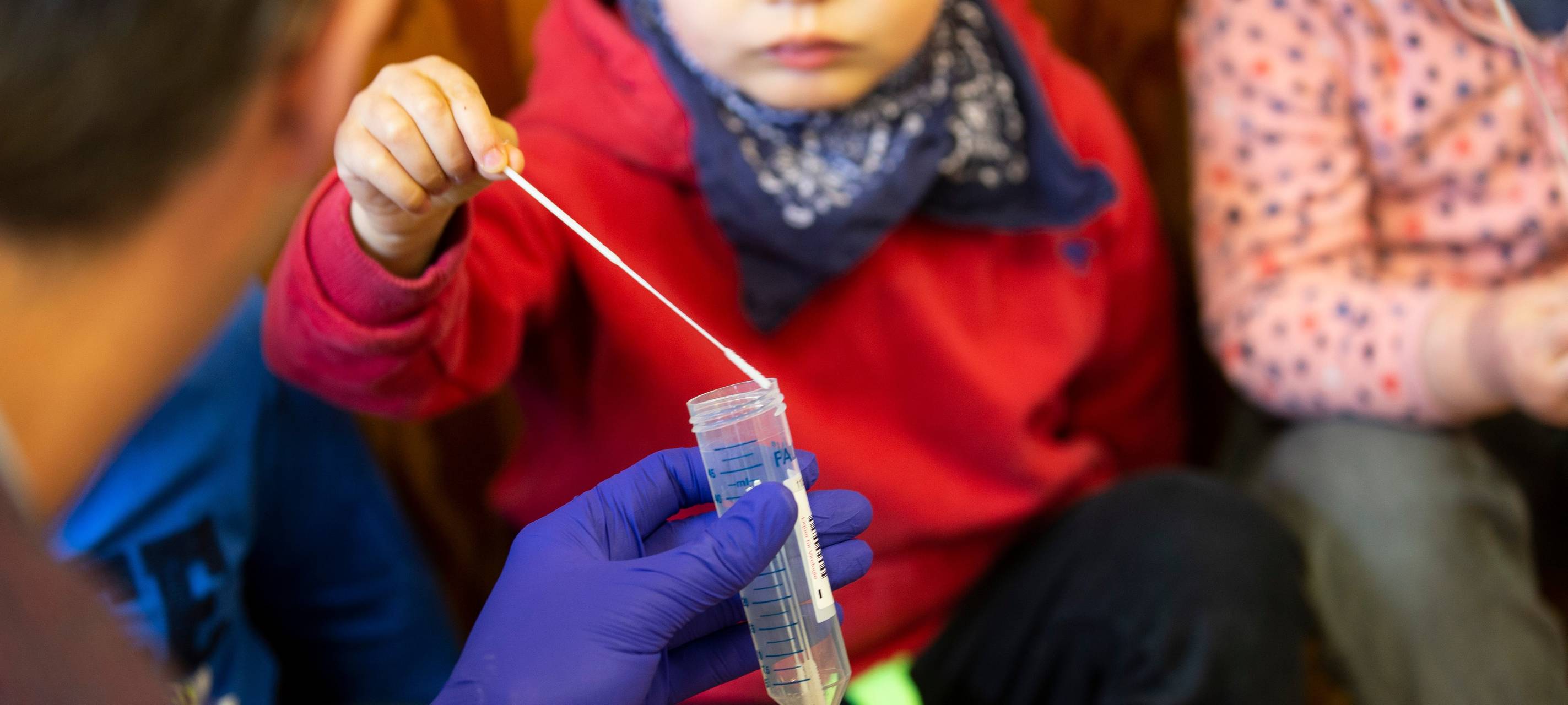 Rhein-Erft: Städte prüfen Einführung von PCR-Tests in Kitas