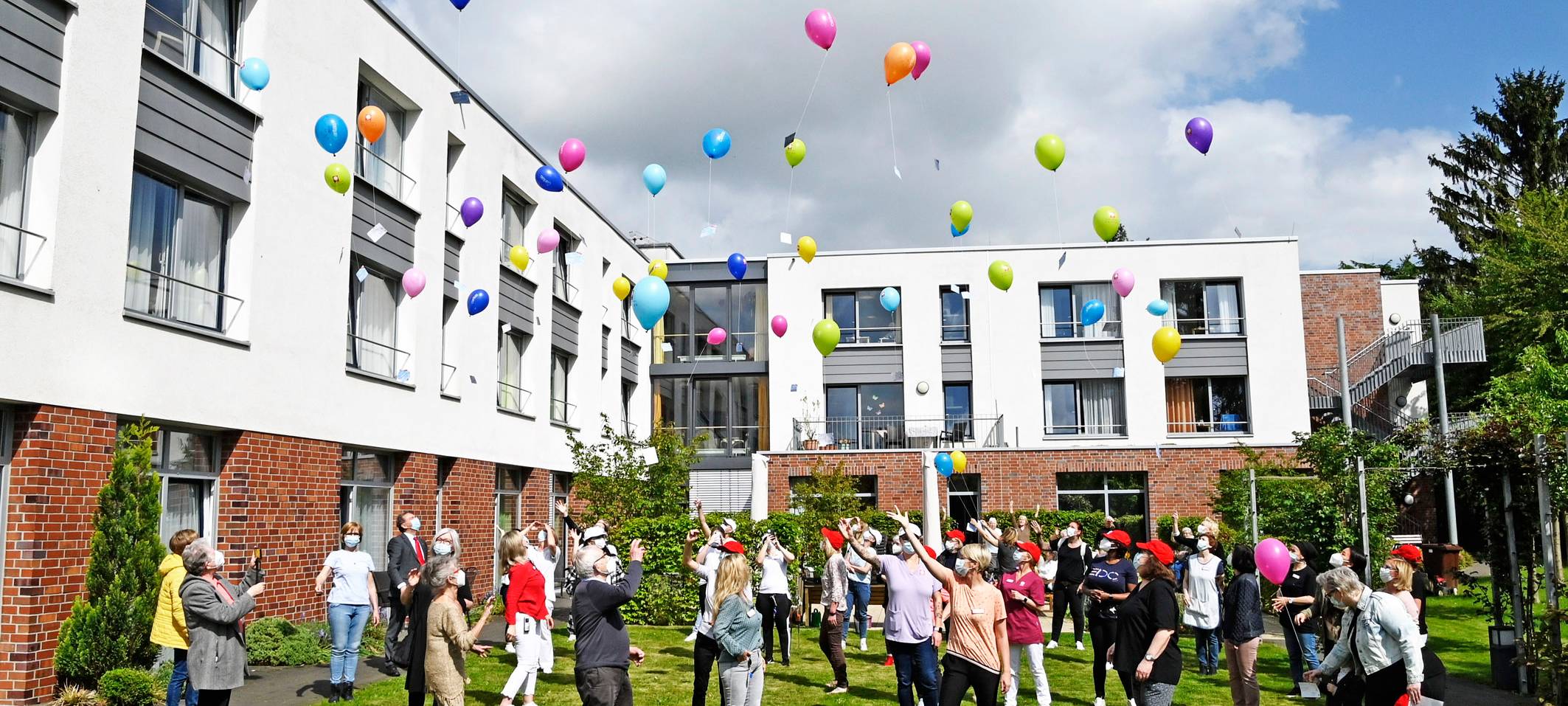 Rhein-Erft/Köln: Pfleger schicken Luftballons in den Himmel
