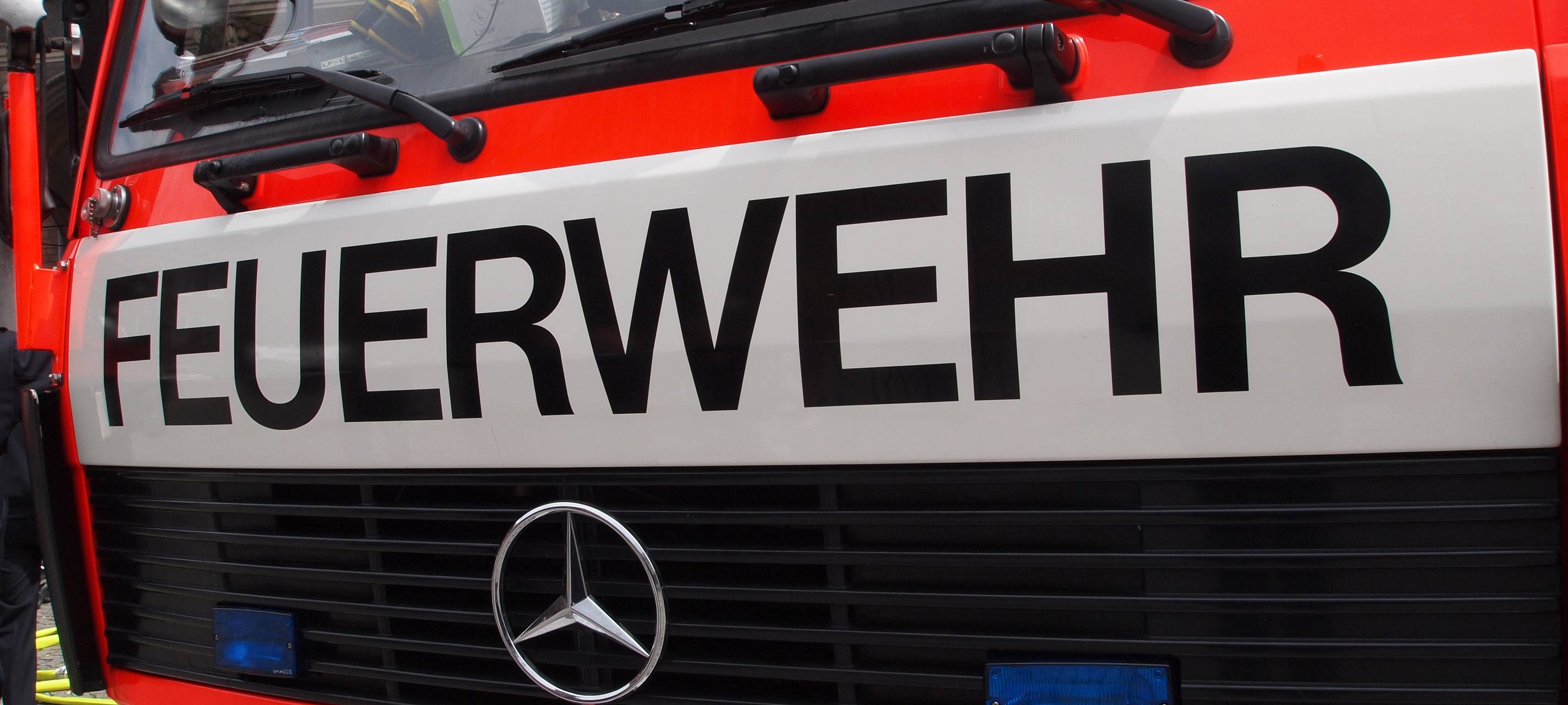 Köln: Person wird bis zur Hüfte verschüttet