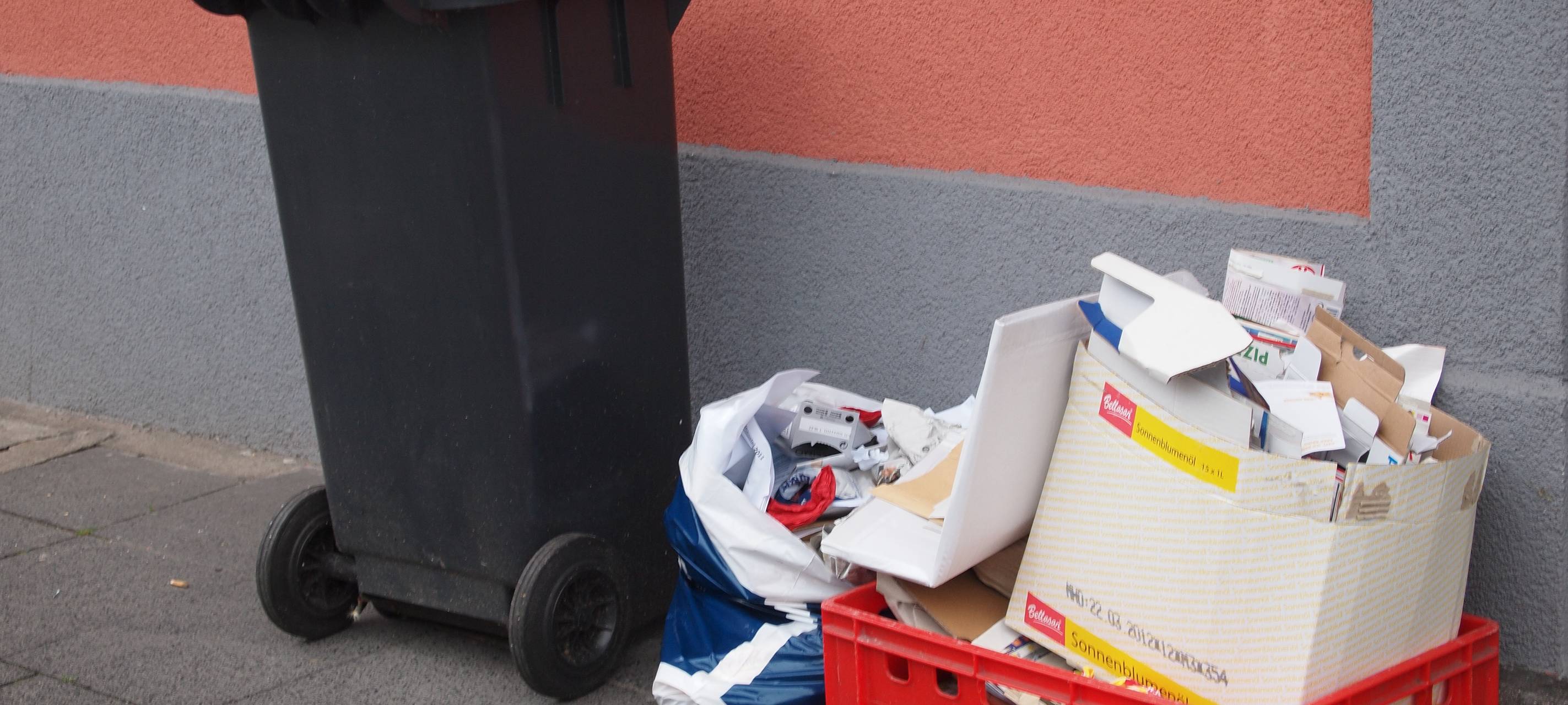 Viel Papiermüll in Brühl