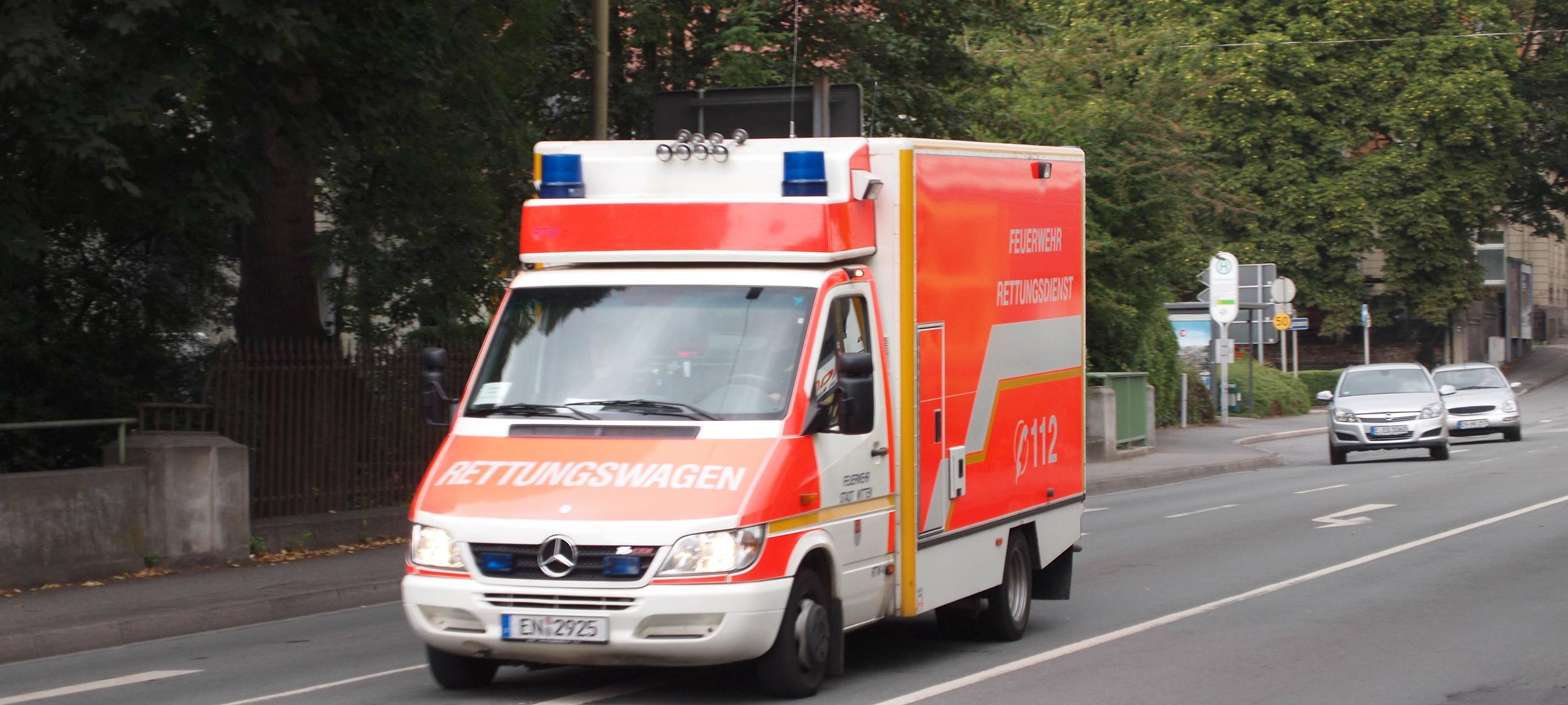 Köln: Auto schleudert über Radweg
