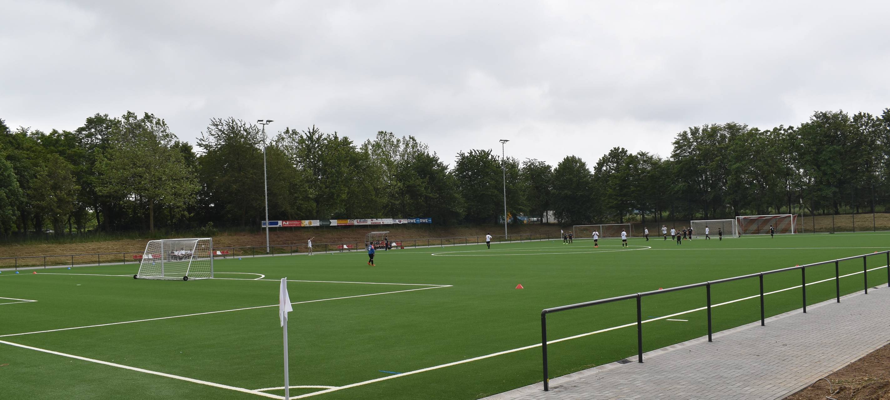 Elsdorf: Neuer Kunstrasenplatz in Berrendorf eingeweiht