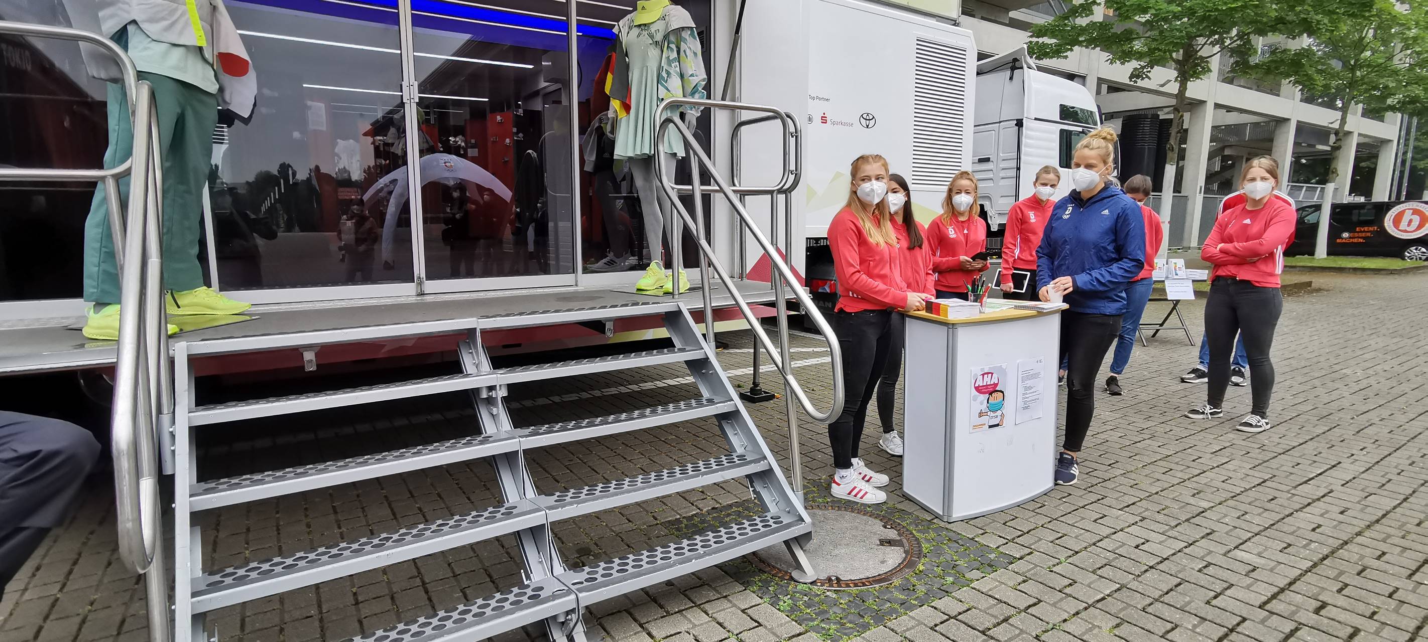 Köln: Olympia-Teilnehmer eingekleidet