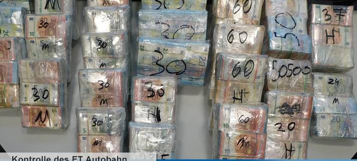 Köln: Fast eine Million Euro in Auto entdeckt