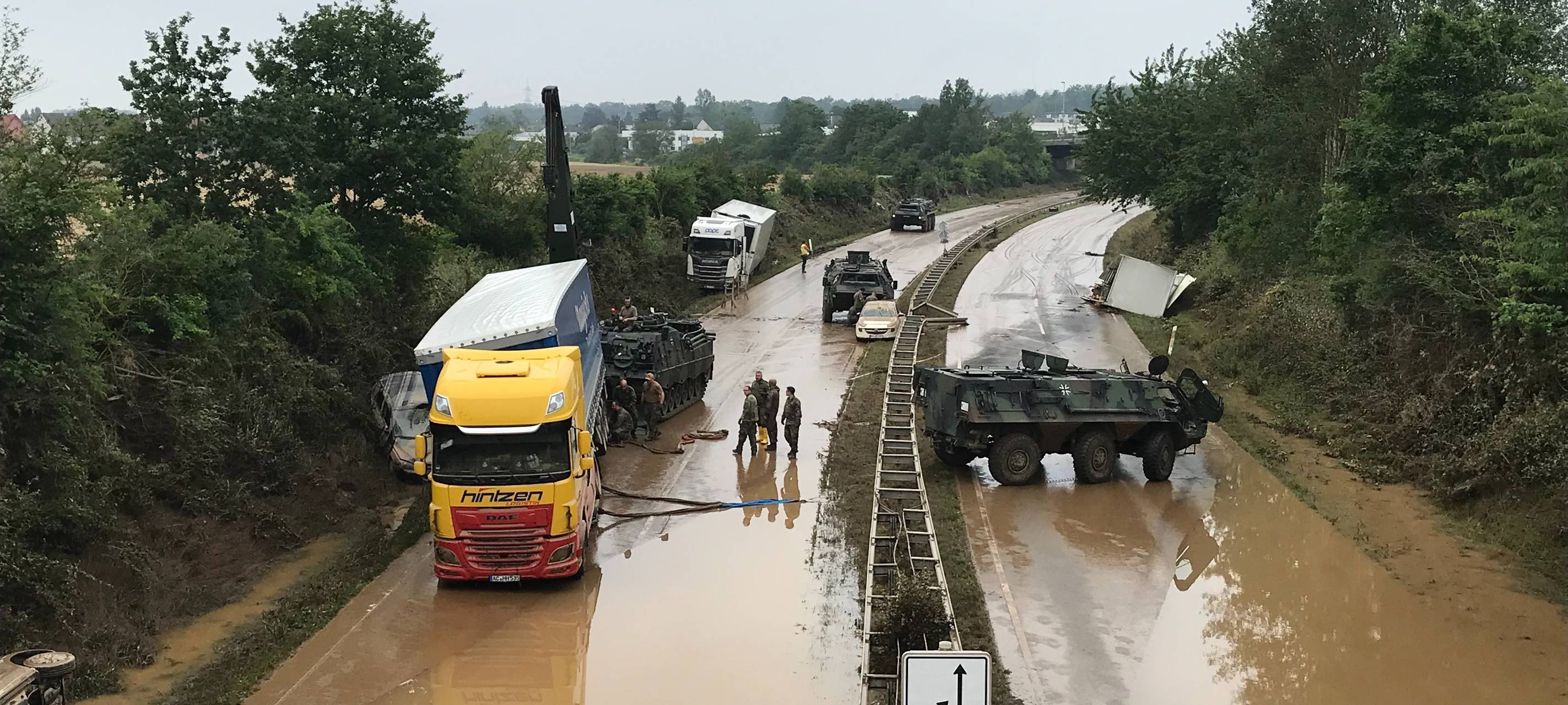 Erftstadt: Bundeswehr birgt Fahrzeuge auf der Luxemburger Straße