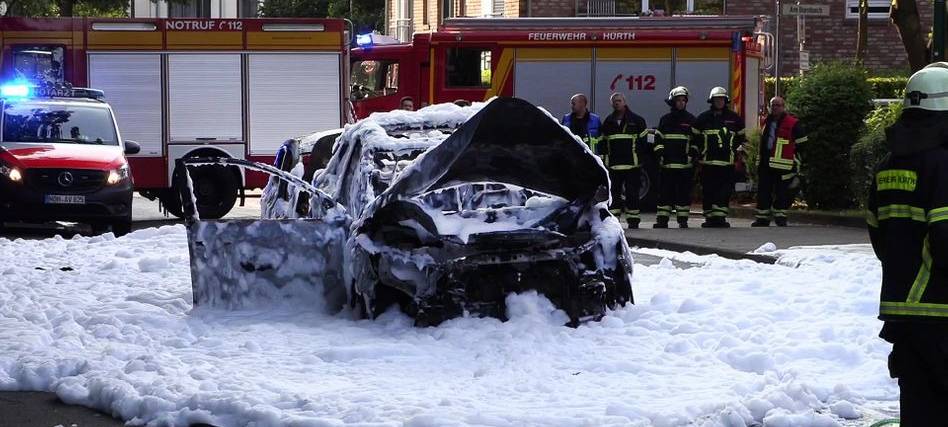 Hürth: Auto Explodiert - Mann stirbt an Verbrennungen