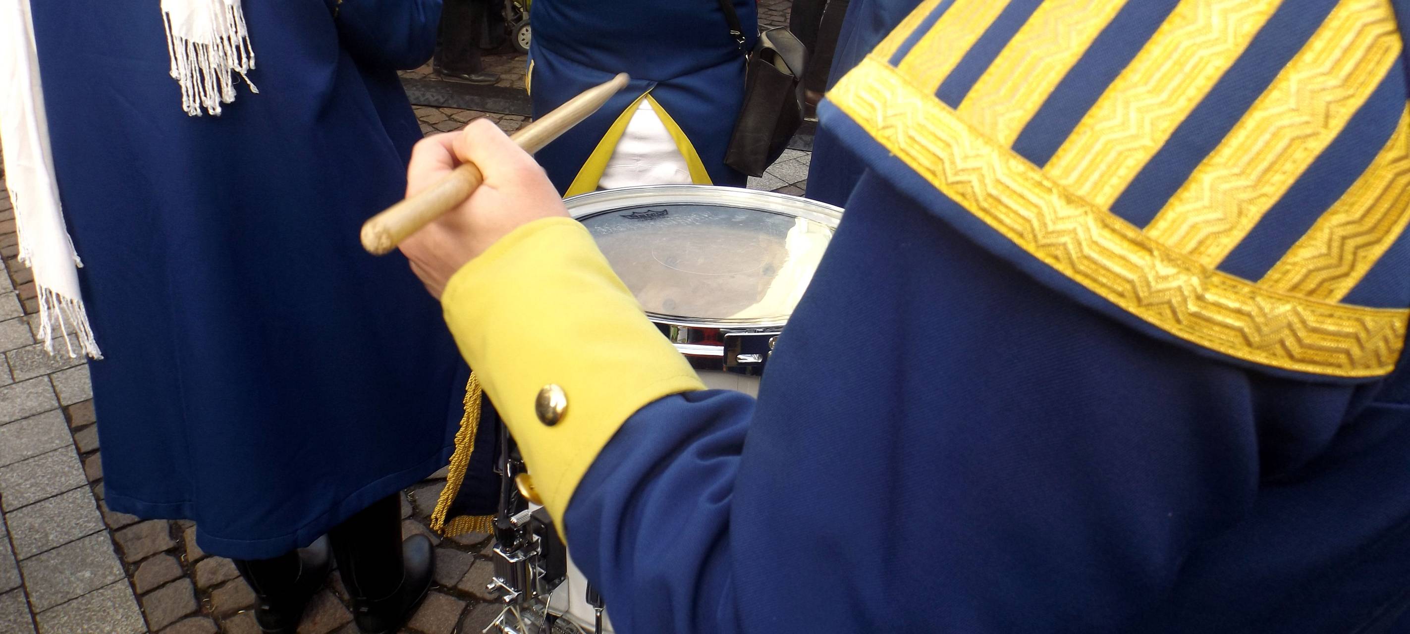 Köln: Rosenmontagszug im Puppenformat