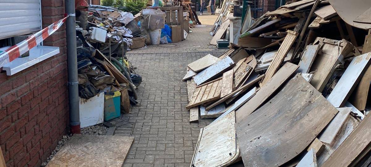 Starkregen Bedburg: Nachbarn helfen, Spermüll wird abgeholt