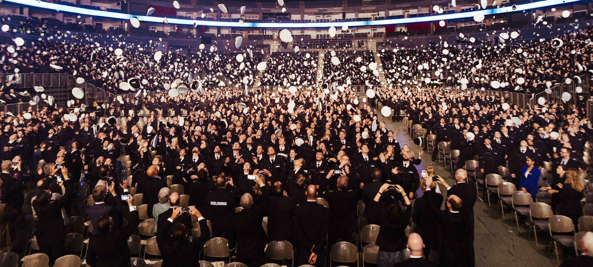 Köln: Polizisten in der Arena vereidigt