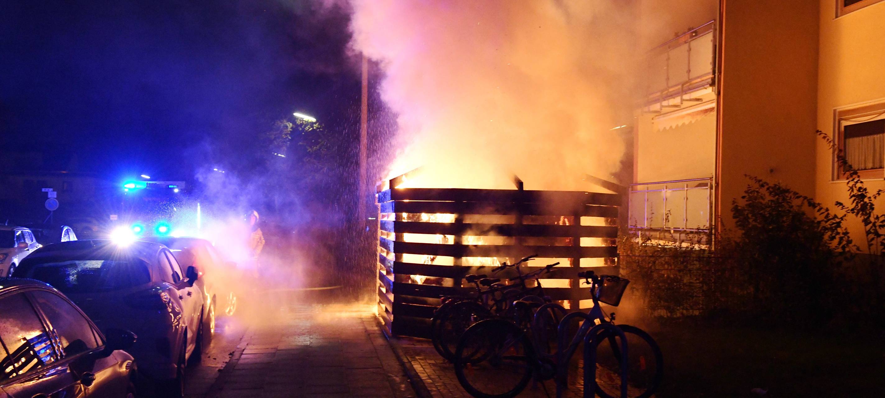 Frechen: Wieder brennende Mülltonnen