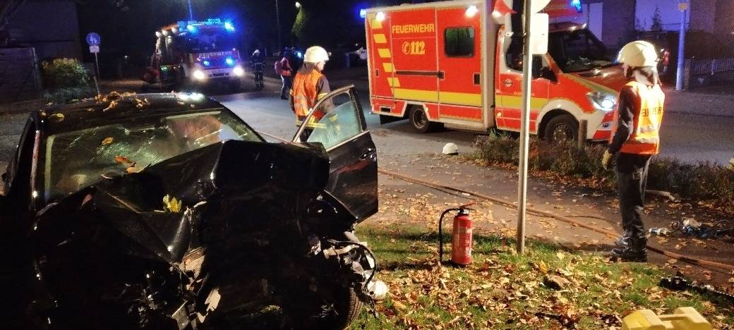 Brühl: Auto prallt gegen Baum