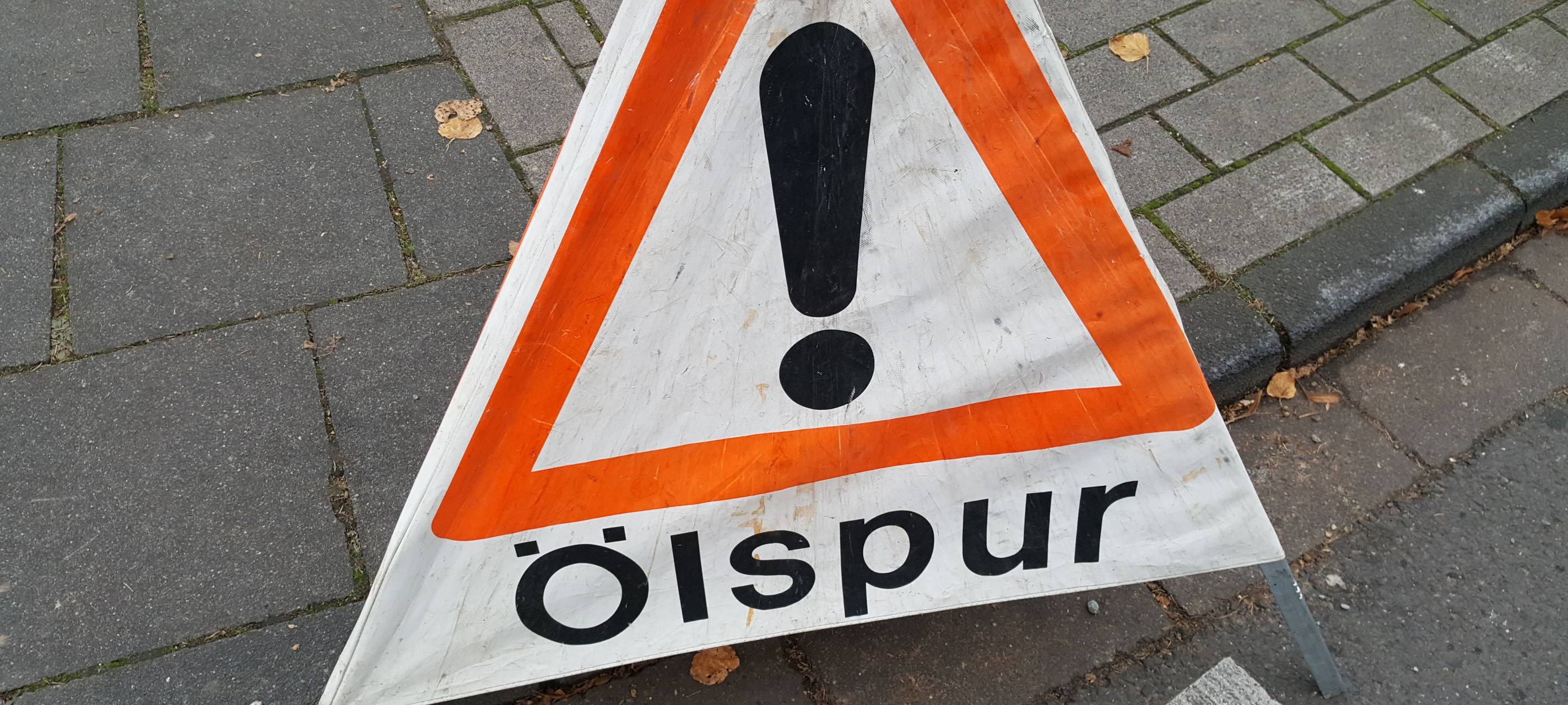 Frechen: Heftige Ölspur auf der Aachener Straße