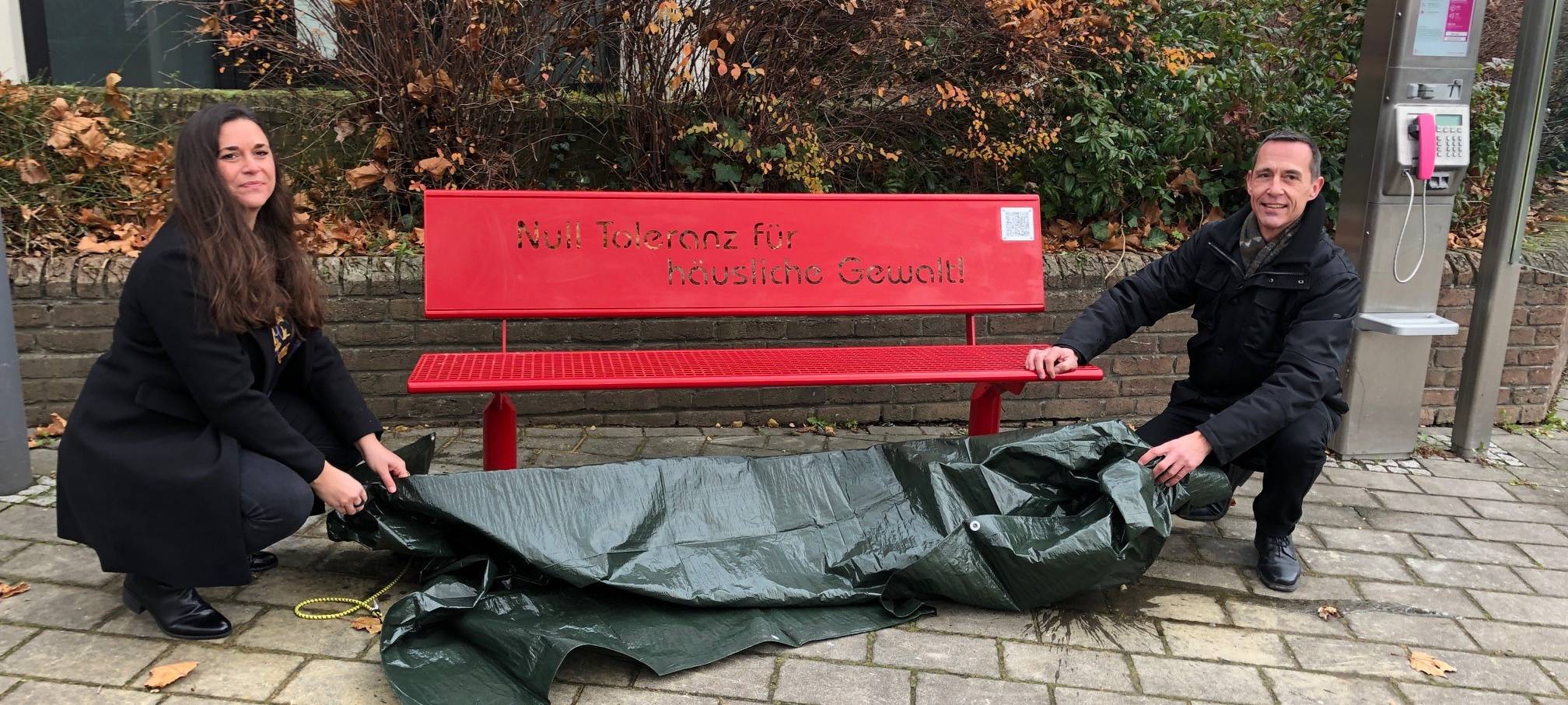 Kerpen: Rote Bank als Signal gegen Gewalt