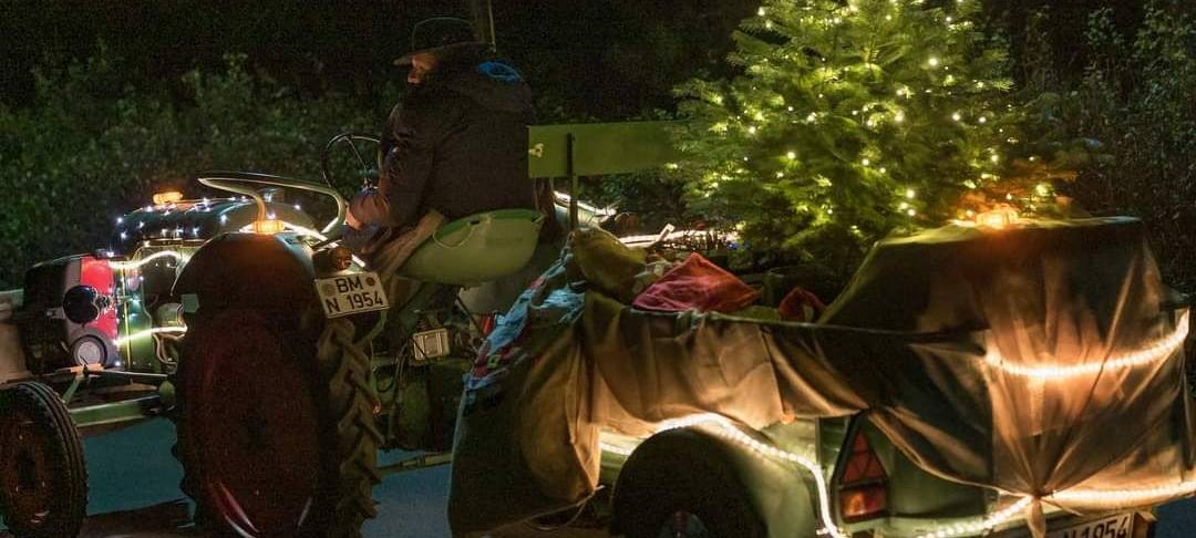 Rhein-Erft: Weihnachtstraktoren sorgen für leuchtende Augen