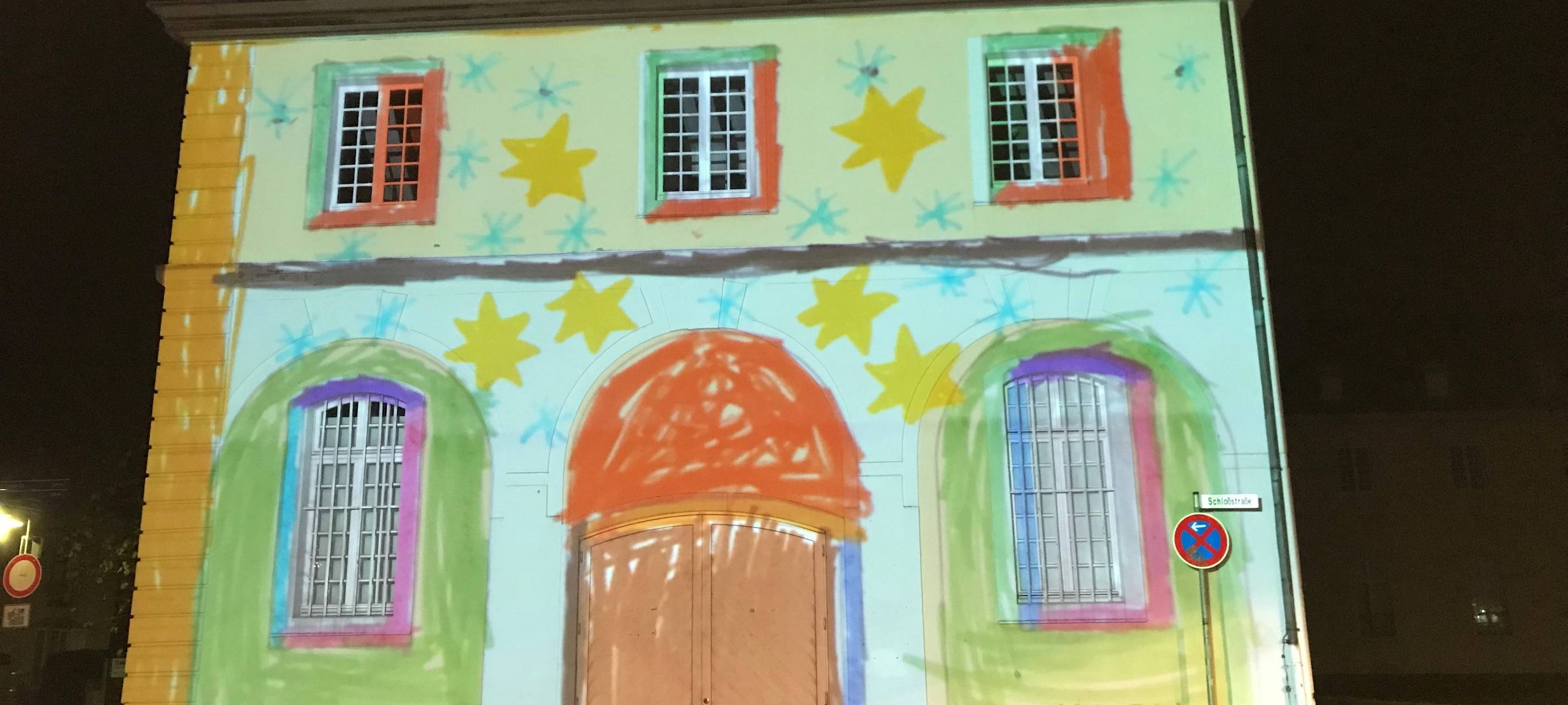 Brühl: Gebäude am Schloss erstrahlt in bunten Farben