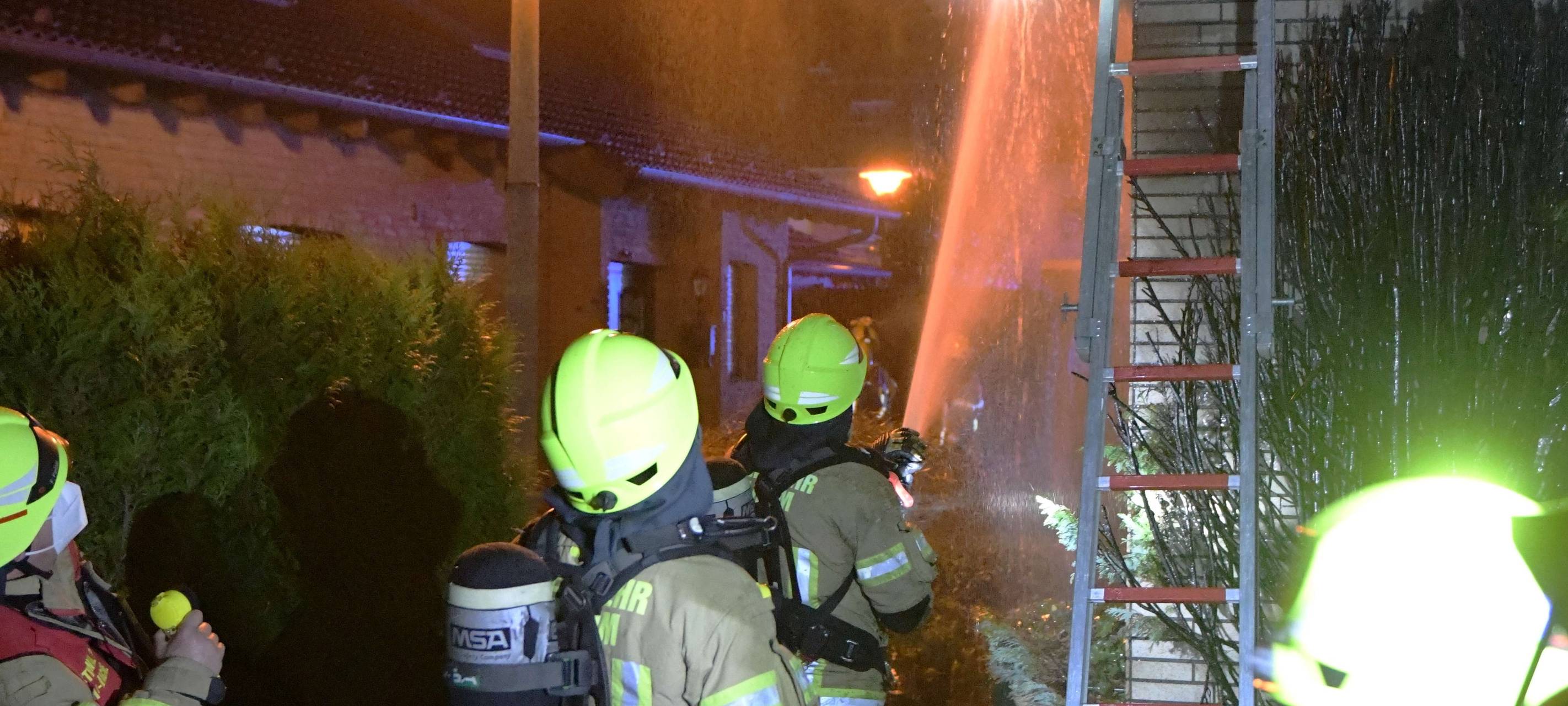 Pulheim: Brennende Mülltonne