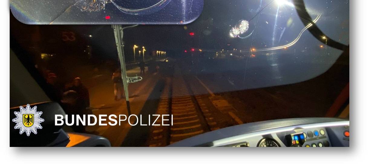 Hürth/Köln: Steinwurf auf fahrende Regionalbahn