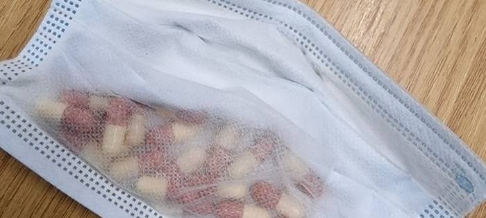 Köln: Polizei findet Pillenversteck in Coronamasken