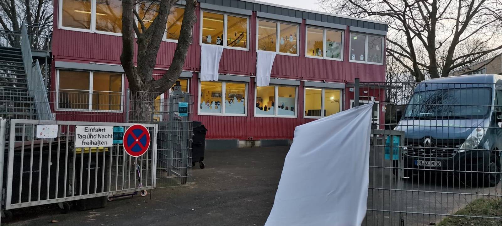 Rhein-Erft: "Weiße Fahnen" Aktion an Grundschulen