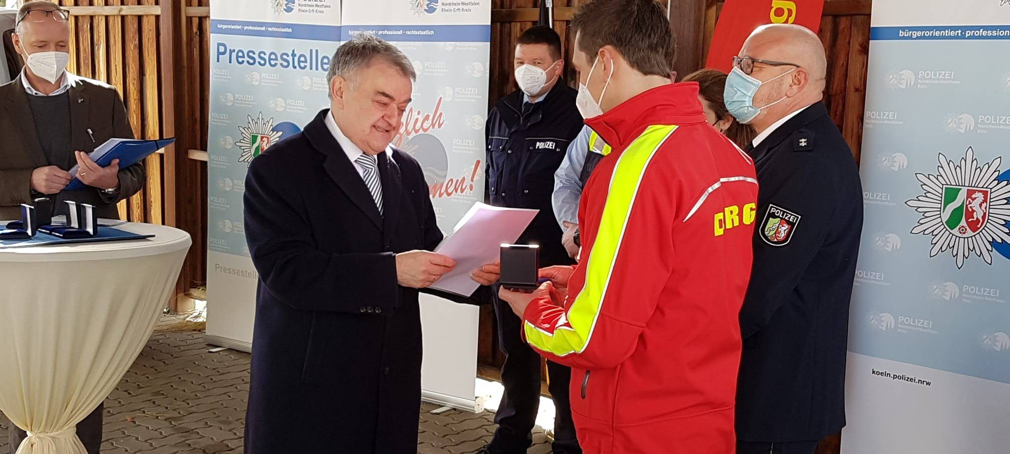 Rhein-Erft: Reul verleiht Medaillen an Flut-Helfer