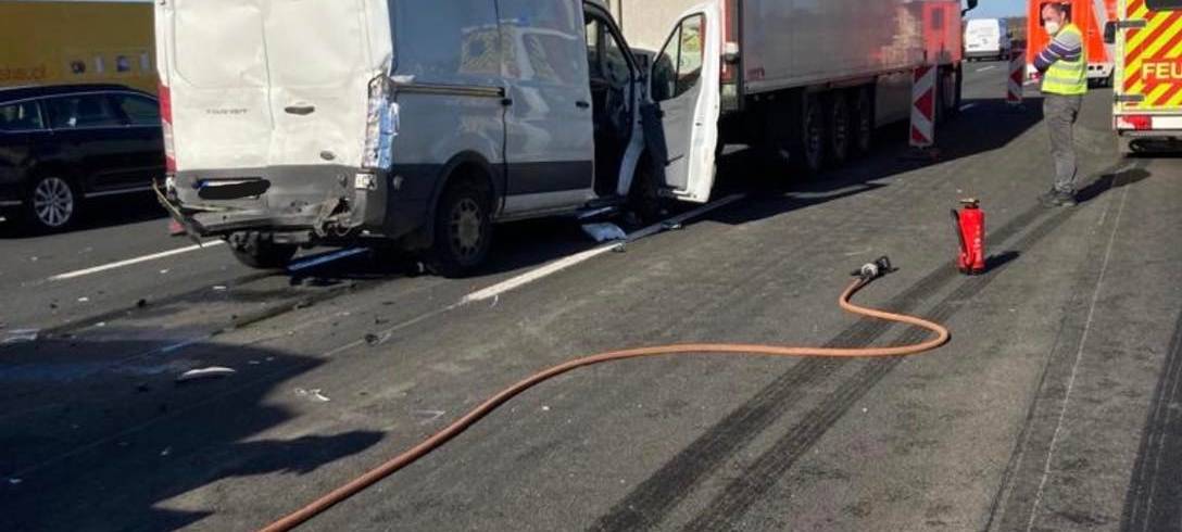 Erftstadt: LKW schiebt Transporter unter LKW