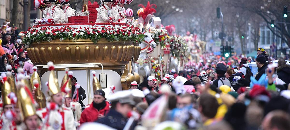 Rosenmontagszug in Köln war ein friedliches Fest