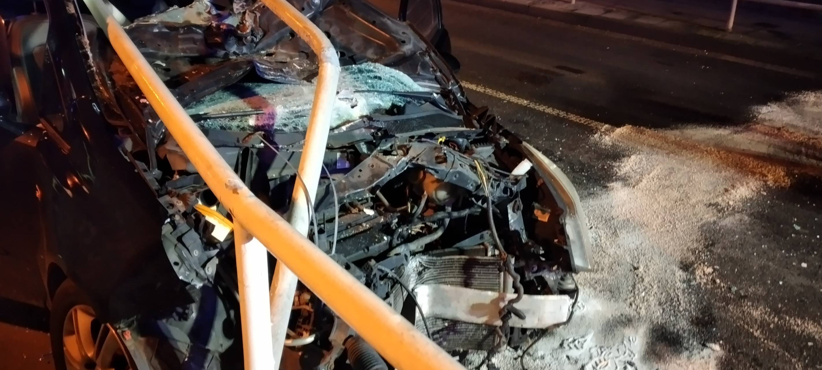 Brühl: Geländer durchbohrt Auto