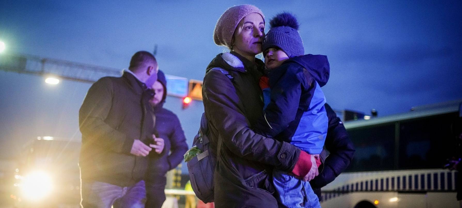 Menschen passieren die polnisch-ukrainische Grenze. Copyright: Kay Nietfeld/dpa