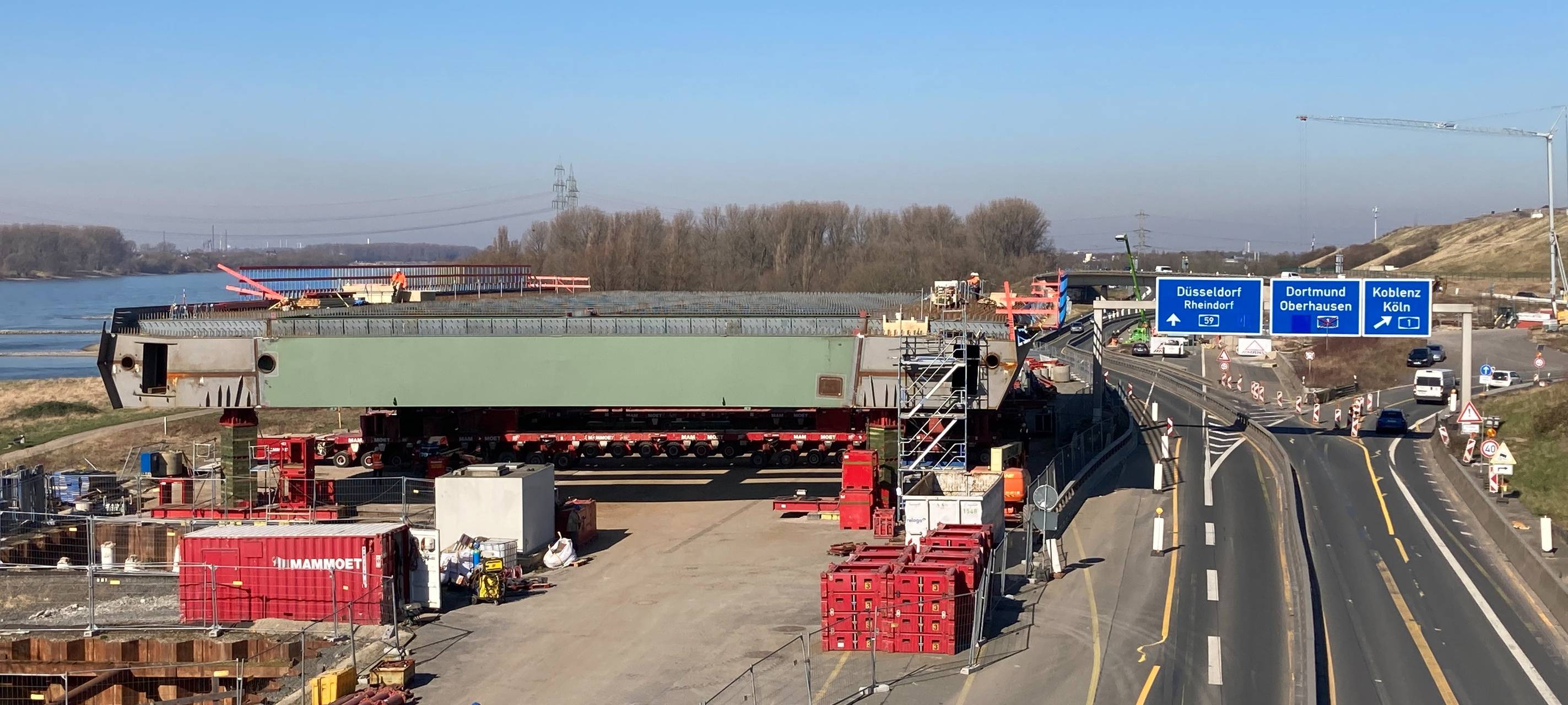 Leverkusen: Die ersten 60 Meter der Rheinbrücke sind da