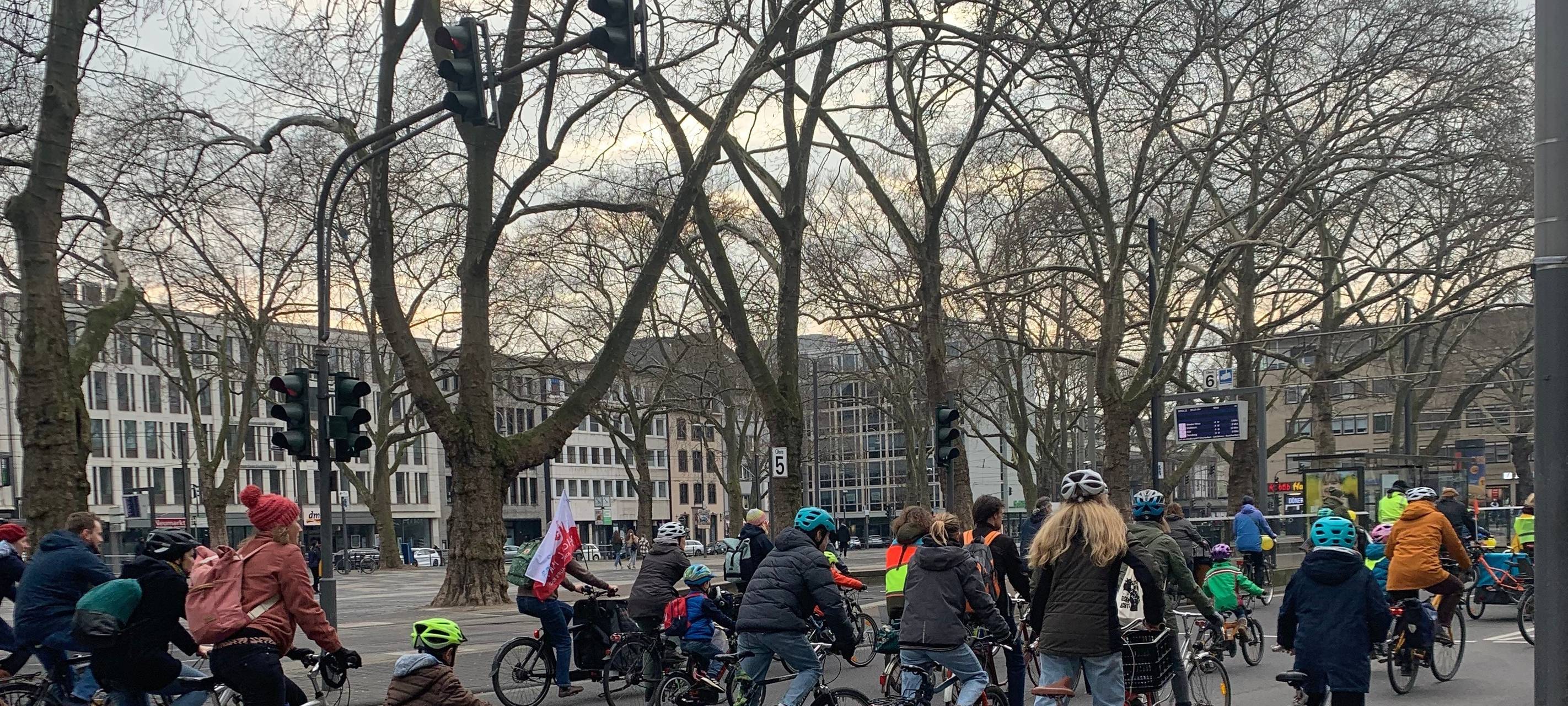 Hürth/Köln: Verkehrseinschränkungen durch Fahrraddemos