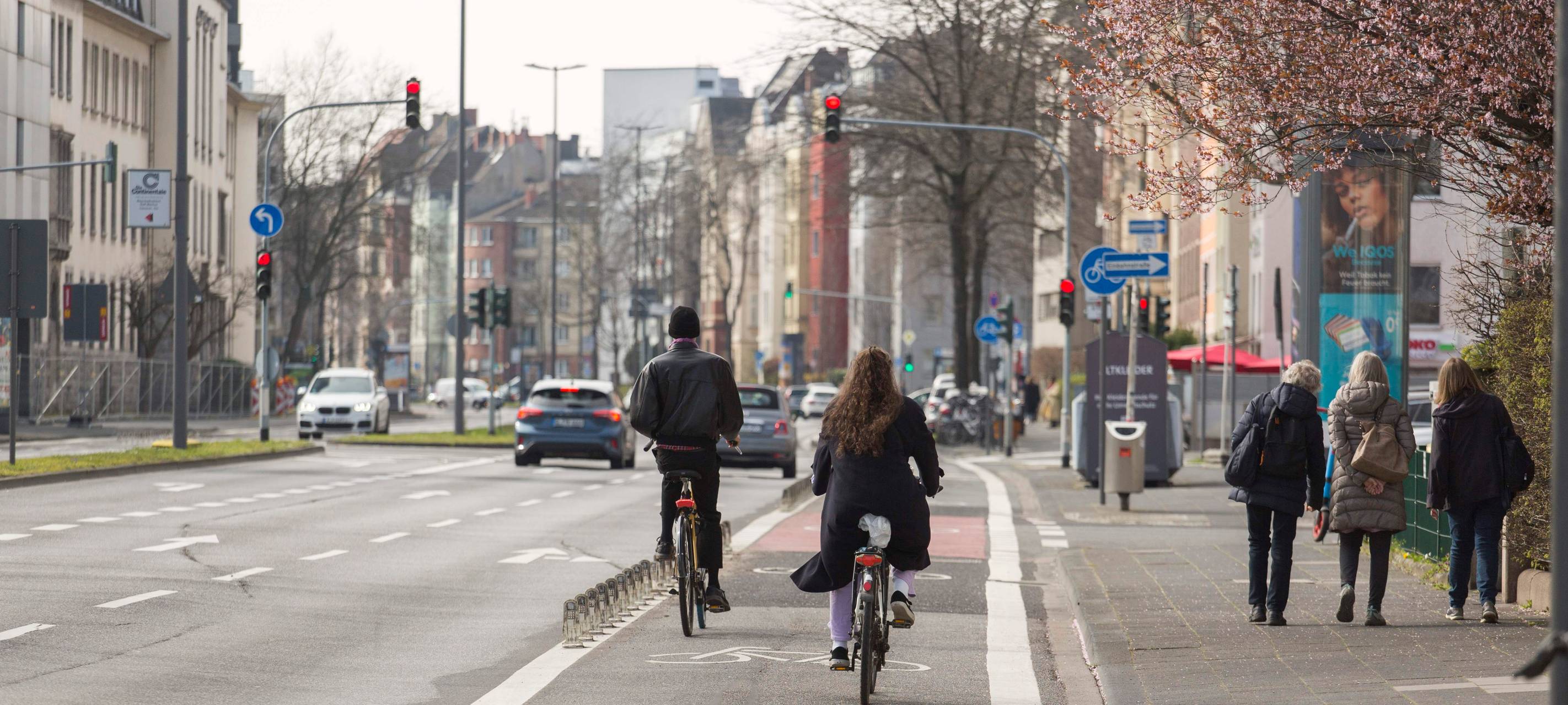 Köln: Radfahrstreifen auf Riehler Straße fertig