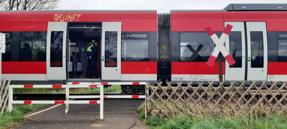 Bergheim: Senior an unbeschranktem Bahnübergang erfasst