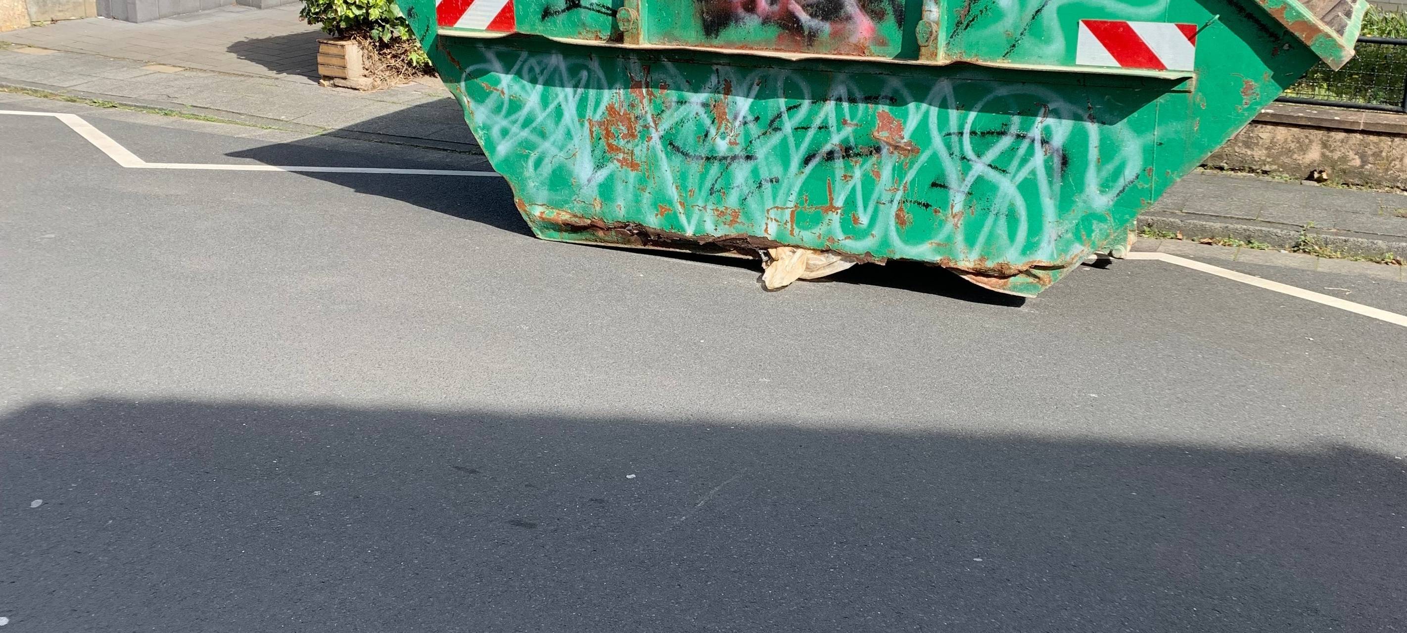 Bergheim: Müllcontainer blockiert Einfahrten