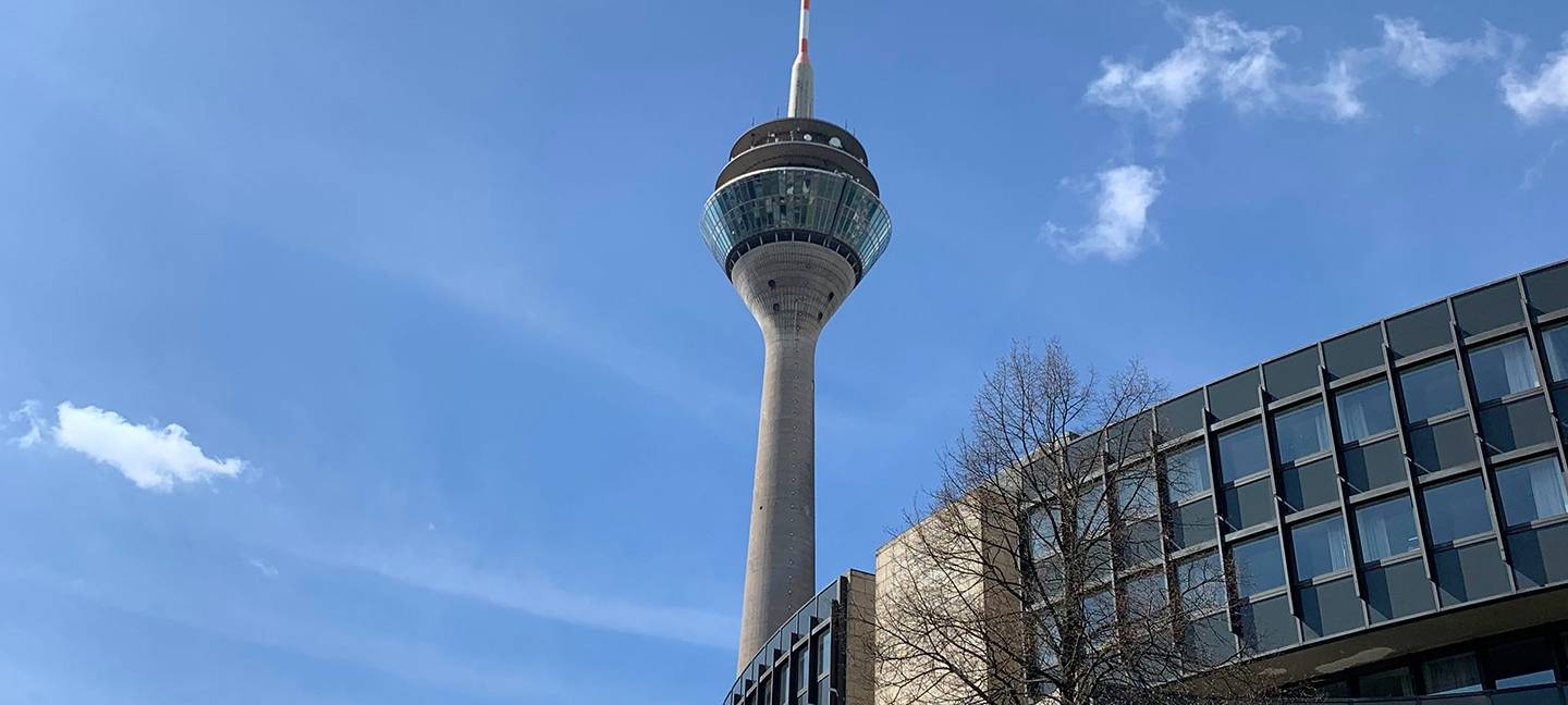 Landtag NRW mit Rheinturm 1