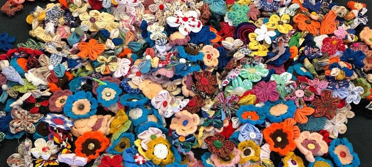 Brühl: Stadt präsentiert Kunstwerk aus Stoffblumen