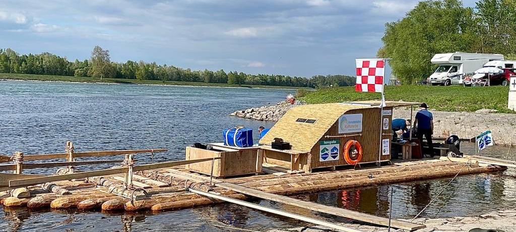 Wesseling: Traditionelles Holz-Floß fährt über den Rhein