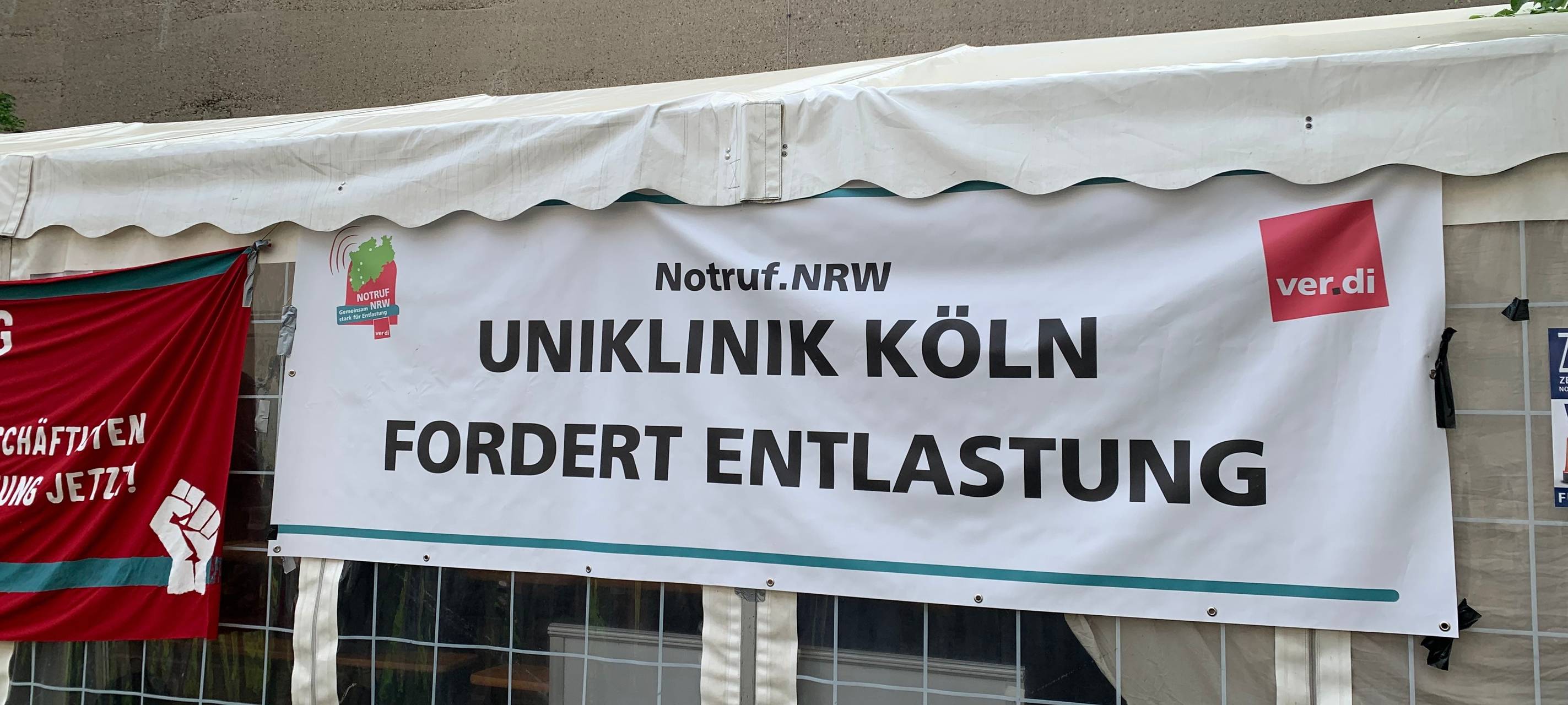 Köln: Streikendes Uniklinik-Personal geht auf die Straße