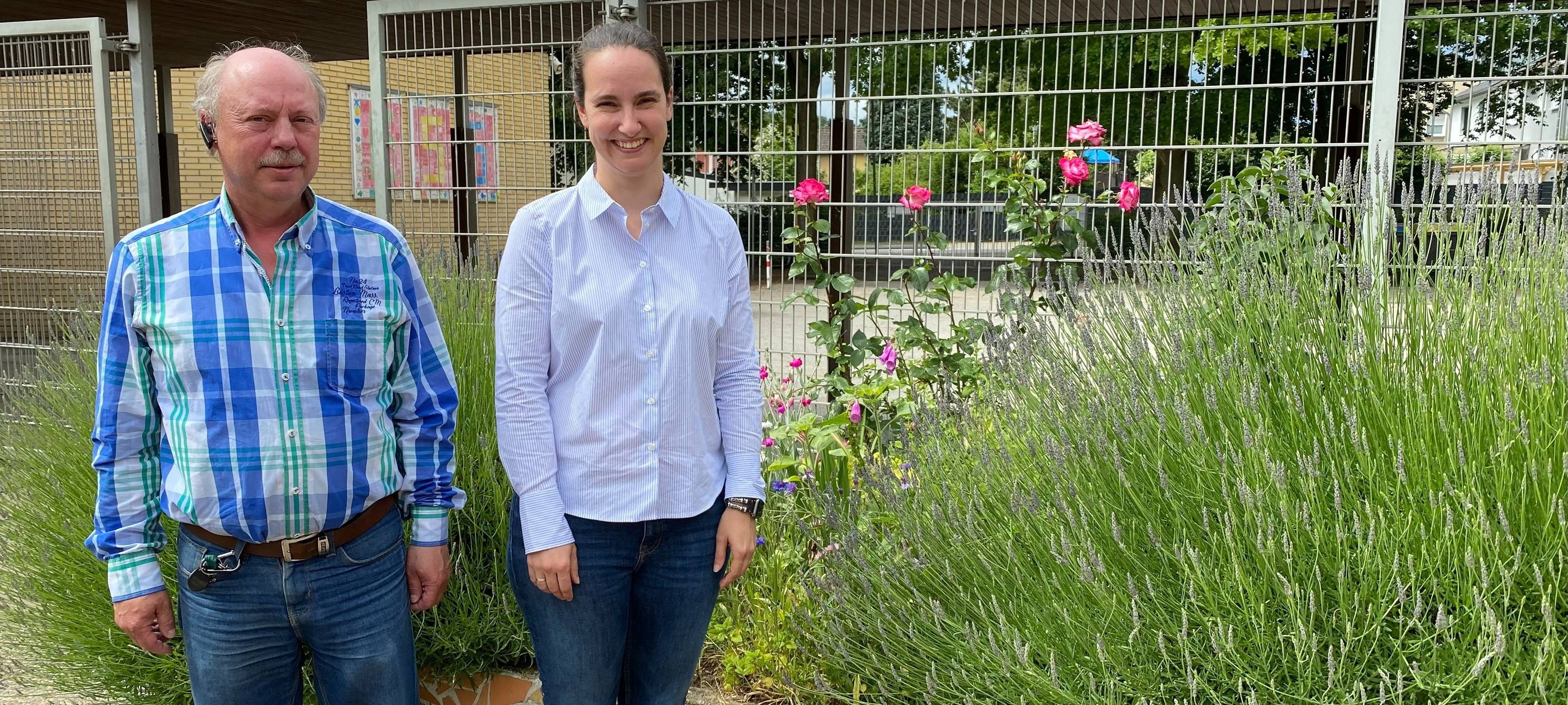 Frechen: Grundschüler pflegen Garten mit dem Hausmeister