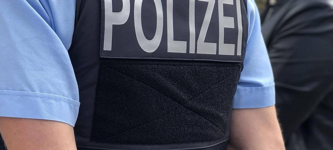 A57: Aktivisten kleben sich auf Fahrbahn fest