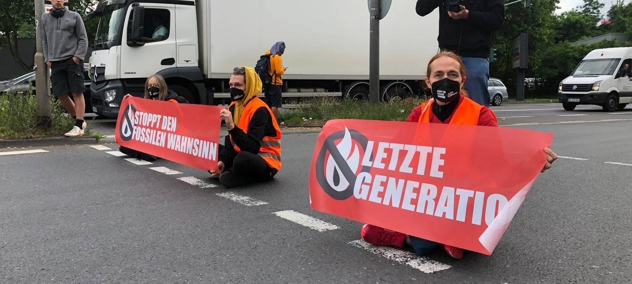 A57: Aktivisten kleben sich auf Fahrbahn fest