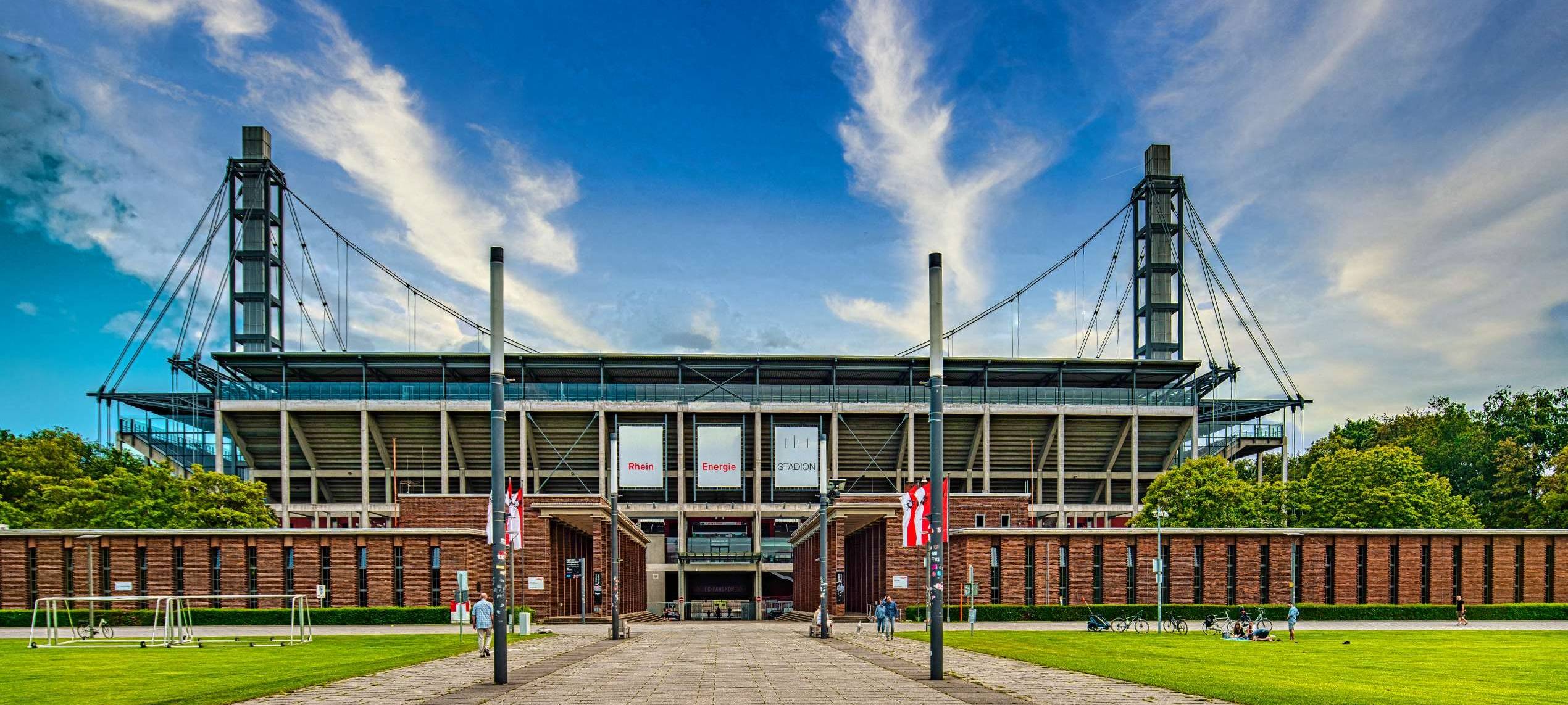 Köln: Fußballerinnen spielen erstmals im Stadion