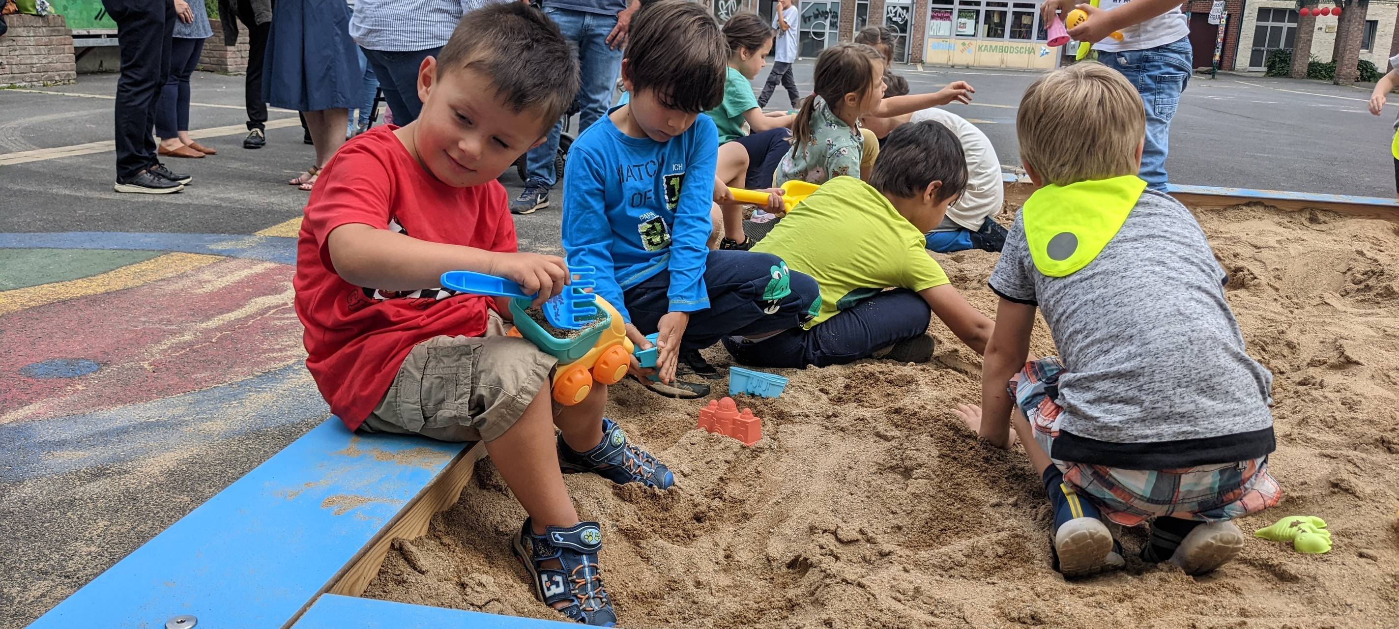 Brühl: Großer Sommer-Sandkasten eingeweiht