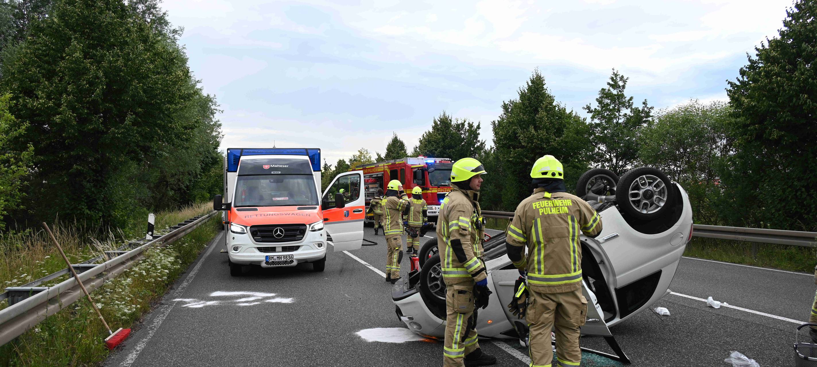 Pulheim: Wagen liegt nach Unfall auf dem Dach
