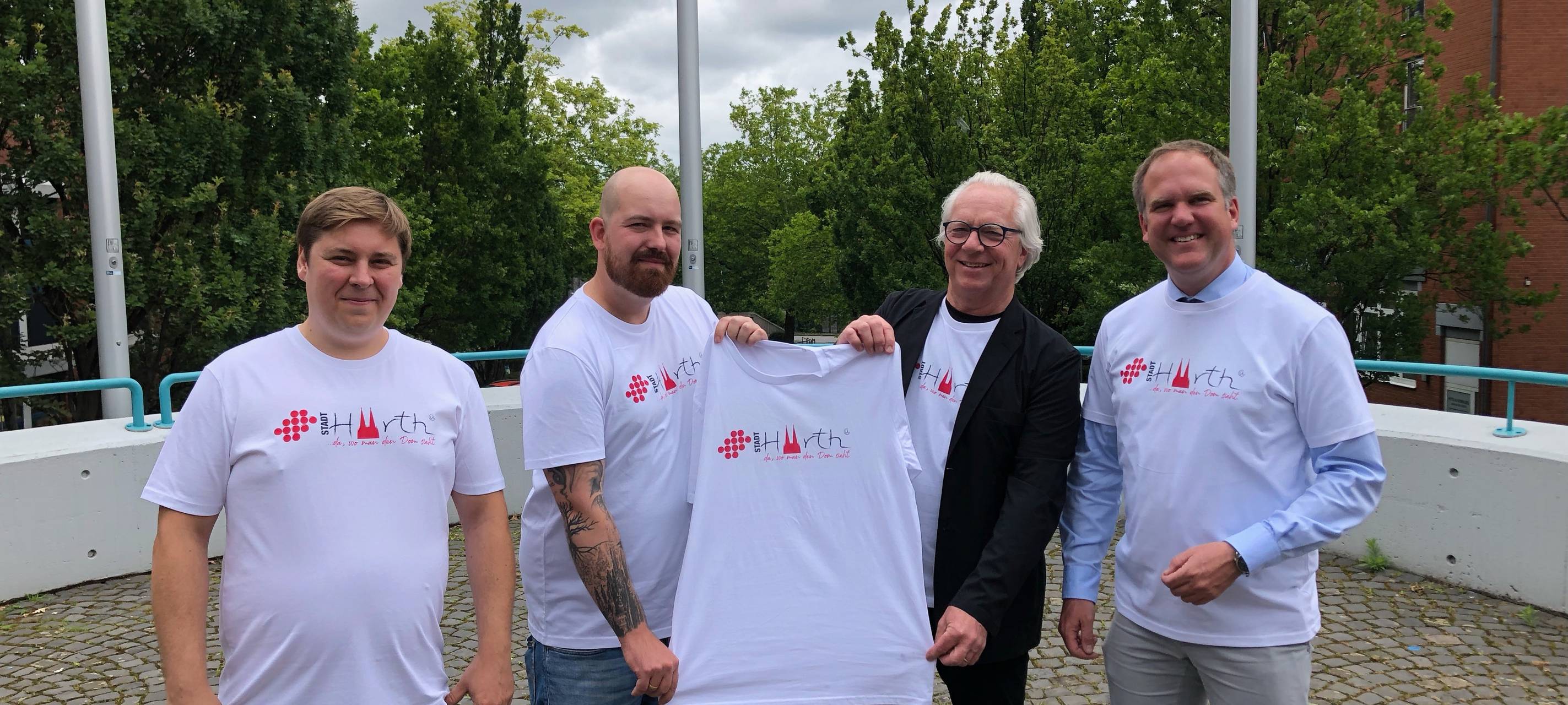 Hürth: Stadt verkauft Shirts mit Domlogo