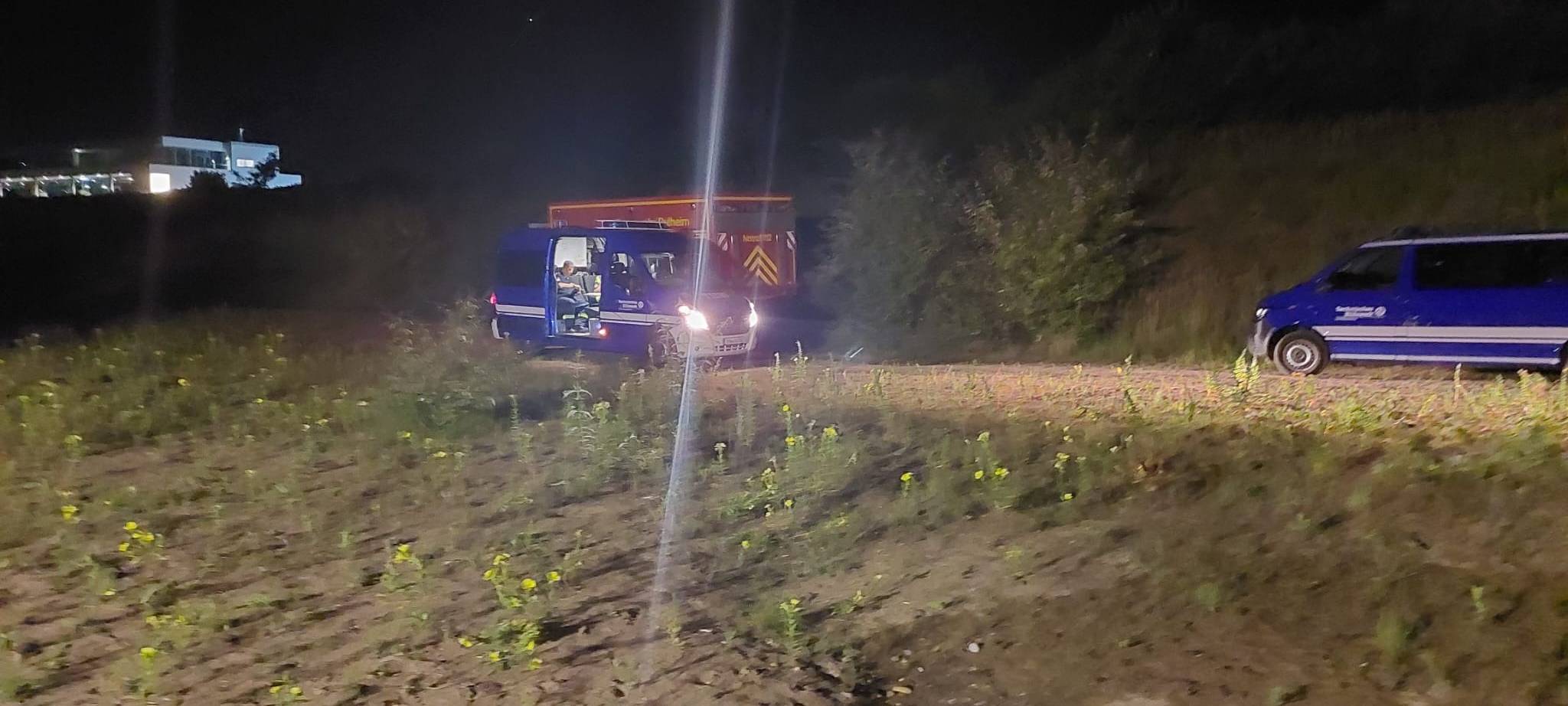 Pulheim: THW und Feuerwehr verhindern Austrocknen des Bachs