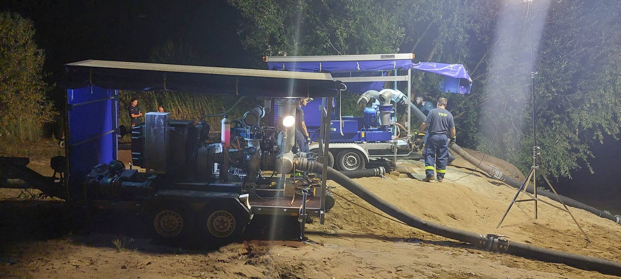 Pulheim: THW und Feuerwehr verhindern Austrocknen des Bachs