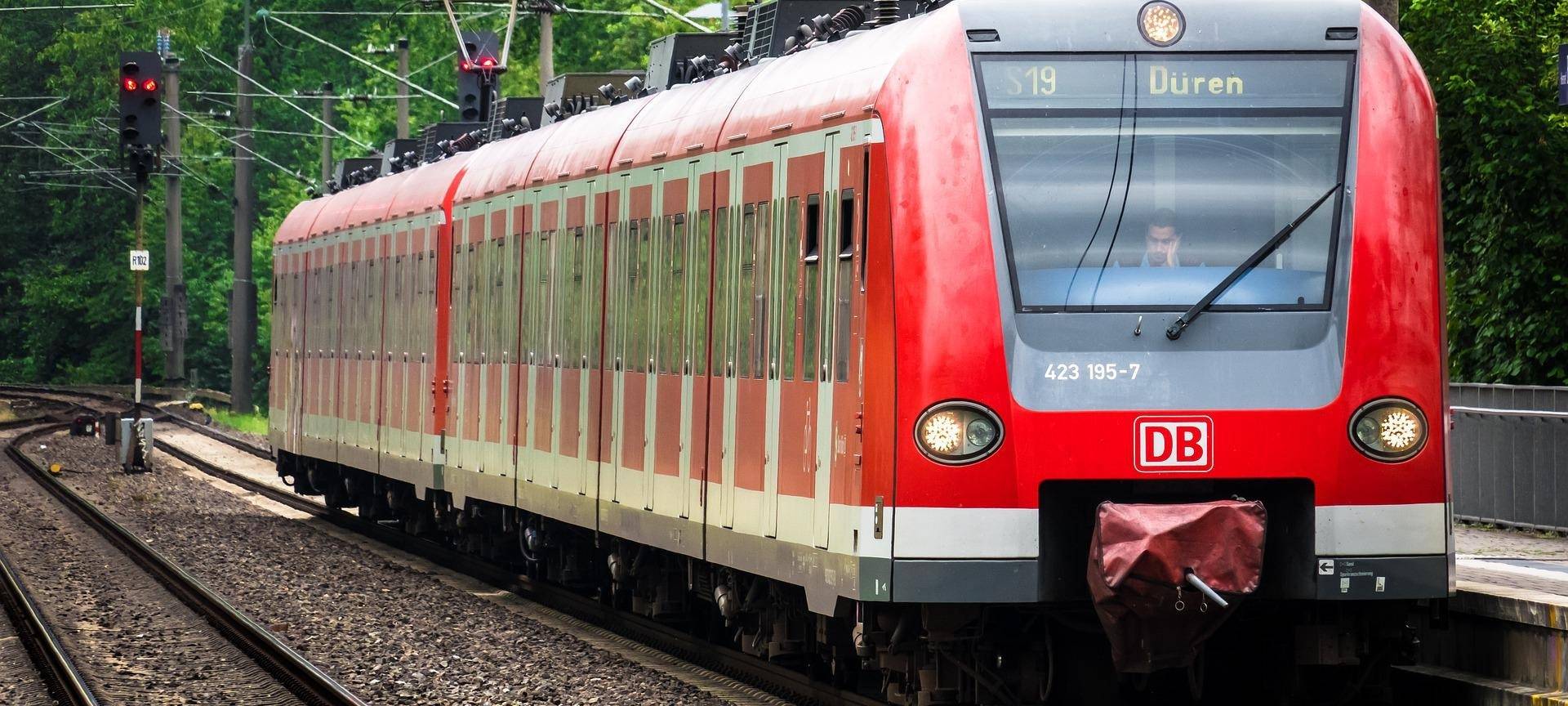 Unbekannte legen Gegenstände auf Gleise bei Eifeltor